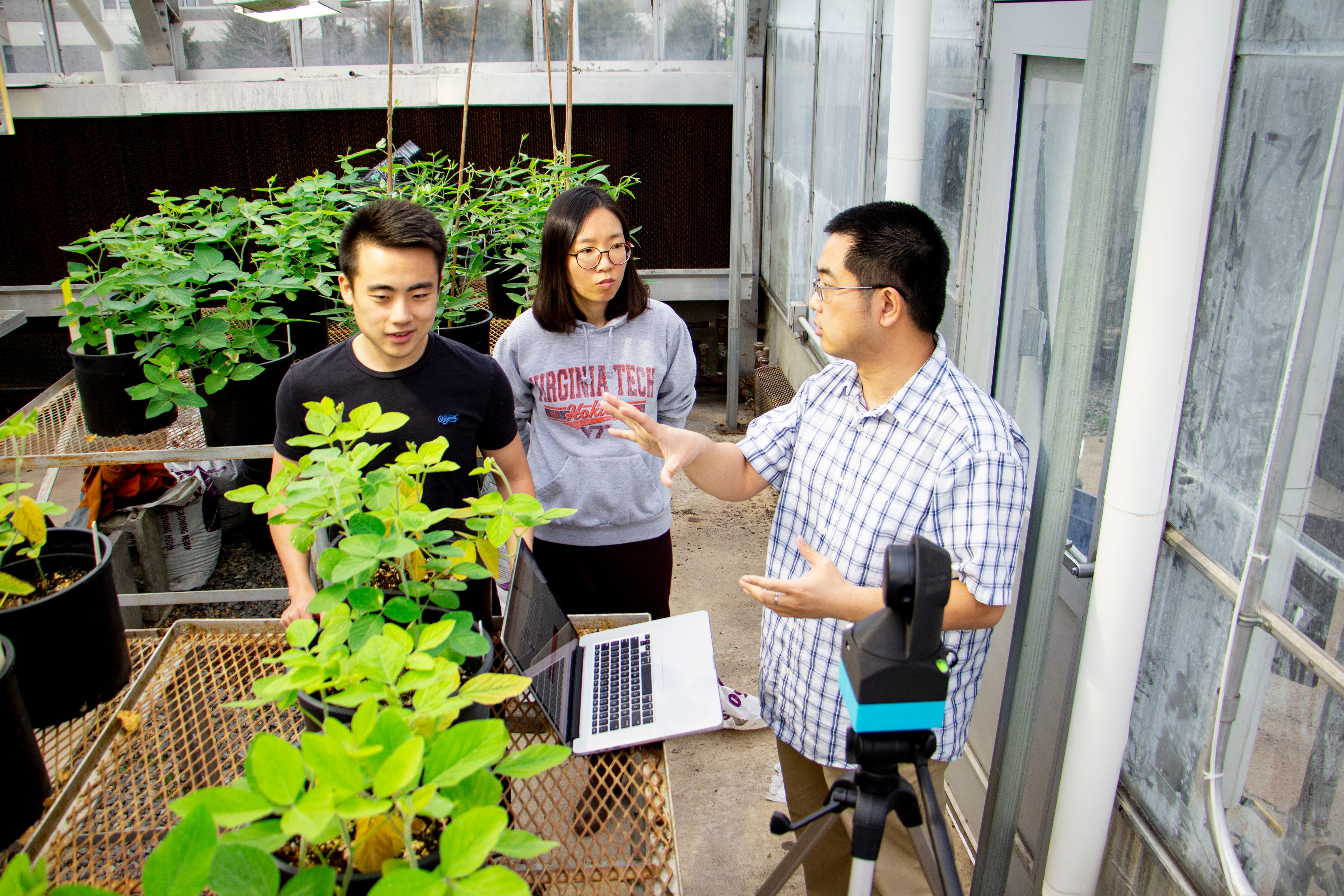 Song Li, right, an associate professor at Virginia Tech’s Center for Advanced Innovation in Agriculture