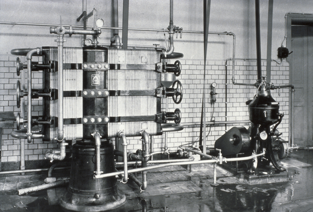 Plate heat exchanger in black and white